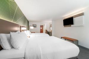 Postel nebo postele na pokoji v ubytování Comfort Inn & Suites Lake George