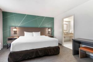 Postel nebo postele na pokoji v ubytování Comfort Inn & Suites Lake George