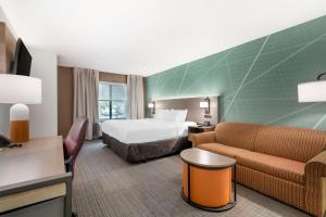 Postel nebo postele na pokoji v ubytování Comfort Inn & Suites Lake George