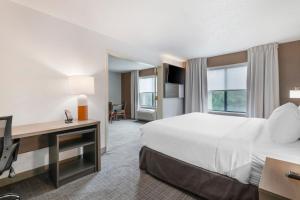 Postel nebo postele na pokoji v ubytování Comfort Inn & Suites Lake George