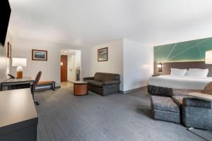 Postel nebo postele na pokoji v ubytování Comfort Inn & Suites Lake George