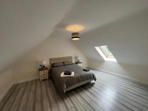 Un dormitorio con una cama grande y una ventana en Dundonagh House, Glaslough,, en Monaghan