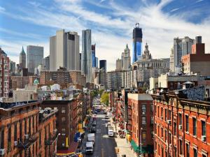 Blick auf eine Stadtstraße mit hohen Gebäuden in der Unterkunft ✪ Large 2 Bedrooms ✪ Queen Beds ✪ Work Stations in New York