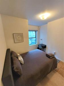um quarto com uma cama grande e uma janela em ✪ Large 2 Bedrooms ✪ Queen Beds ✪ Work Stations em Nova Iorque
