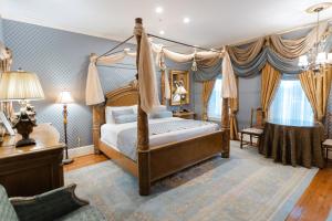 Postel nebo postele na pokoji v ubytování 1840s Carrollton Inn