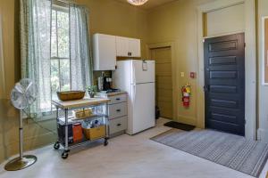 Una cocina con un refrigerador blanco y una ventana. en Charming Thomasville Getaway Walk to Downtown!, en Thomasville
