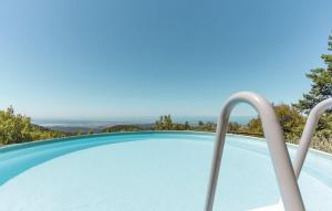 una piscina con vistas al océano en Casa Cristina in Camaiore, Metato, en Casoli