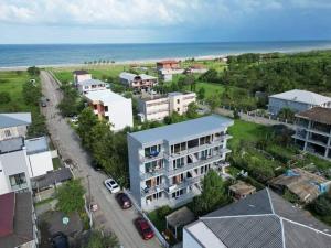 una vista aerea di una città con l'oceano di Pirosmani a Kobuleti