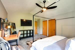 Schlafzimmer mit einem Bett und einem Deckenventilator in der Unterkunft Cozy Iowa City Home about 2 Mi to Kinnick Stadium! in Iowa City