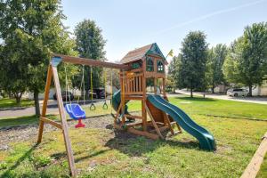 einen Spielplatz mit Rutsche und Spielstruktur in der Unterkunft Cozy Iowa City Home about 2 Mi to Kinnick Stadium! in Iowa City