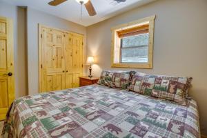 Postel nebo postele na pokoji v ubytování Van Buren Condo Near Boating, Hiking and Golfing!