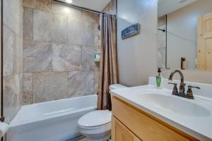 Koupelna v ubytování Van Buren Condo Near Boating, Hiking and Golfing! + 19 fotografií