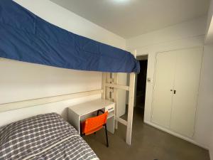 1 dormitorio con litera y dosel azul en 3 ambientes en Almagro. Excelente ubicación en Buenos Aires