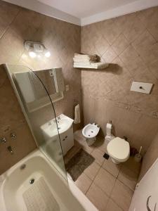 A bathroom at 3 ambientes en Almagro. Excelente ubicación