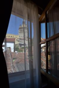 una ventana con vista a un edificio en Hotel Villa Franca, en Sighişoara
