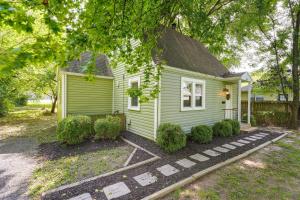 ein kleines grünes Haus mit Büschen davor in der Unterkunft Springfield Home with Yard 3 Mi to Downtown! in Springfield
