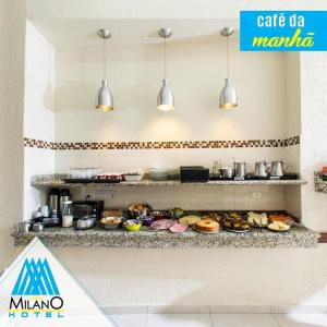 a kitchen with a counter with many different types of food at HOTEL MILANO in Sorocaba