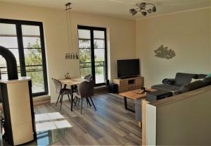 TV a/nebo společenská místnost v ubytování Kleine-Ostseeliebe 2