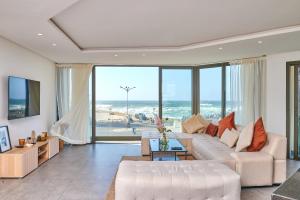 ein Wohnzimmer mit einem Sofa und Meerblick in der Unterkunft Apartment Sea View B3 - Mosquée Hassan II - By TheCasaEdition in Casablanca