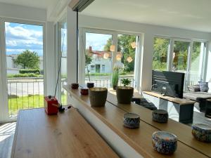 ein Wohnzimmer mit einem Tisch und großen Fenstern in der Unterkunft Ferienappartement Balve in Sassnitz