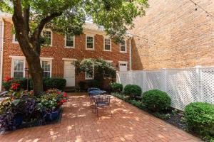 un patio con mesa y sillas frente a un edificio en 1840s Carrollton Inn, en Baltimore