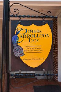 una señal para la posada de antigüedades en 1840s Carrollton Inn, en Baltimore