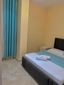 ein Schlafzimmer mit einem Bett mit zwei Handtüchern darauf in der Unterkunft Durres Apartament Sea View in Durrës