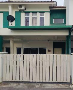 a white fence in front of a house at Andra Homestay KLIA,13 mins to KLIA ,Self Check-in,Free WiFi & Parking,Family Friendly in Sepang
