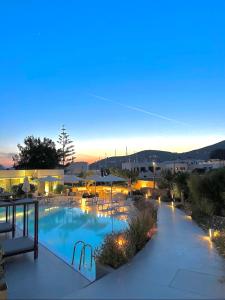 een groot zwembad met verlichting in een resort bij Relux Ios Hotel in Ios Chora
