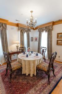 Posezení v ubytování 1840s Carrollton Inn