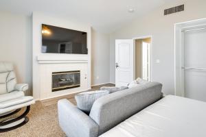 een woonkamer met een bank en een open haard bij Spacious Las Vegas Home Near Casinos and Nightlife! in Las Vegas