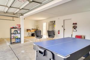 Kemudahan pingpong di Spacious Las Vegas Home Near Casinos and Nightlife! atau berdekatan