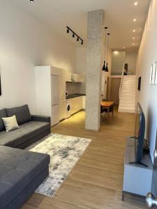 Apartamento Murcia San José B في مورسية: غرفة معيشة مع أريكة ومطبخ