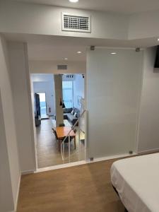 ムルシアにあるApartamento Murcia San José Bのリビングルームの景色を望む客室で、ベッド1台が備わります。