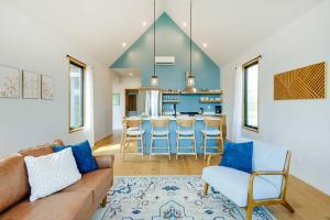 sala de estar con sofá y cocina en Yellowstone Prairie Retreat 360 Mountain Views!, en Emigrant