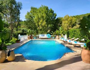 una piscina con tumbonas y un complejo en Villa Enri Dreamy Vacation Home Pool Jacuzzi, en Parcent