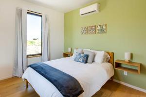 1 dormitorio con 1 cama blanca grande y ventana en Yellowstone Prairie Retreat 360 Mountain Views!, en Emigrant