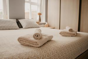 1 dormitorio con 2 toallas en una cama en Vītola apartamenti en Kuldīga