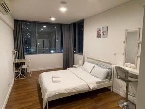 Un pat sau paturi într-o cameră la Mercu Summer Suite KLCC by Kuminshu