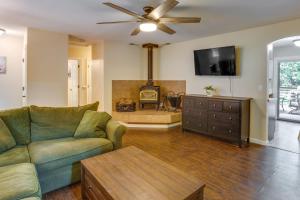 uma sala de estar com um sofá e uma televisão de ecrã plano em Secluded Arnold Vacation Rental Cabin with Game Room em Arnold