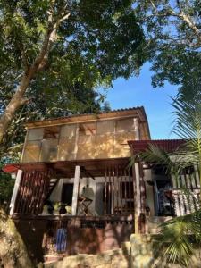 una casa con ventanas de cristal y un árbol en Vacation Home, 