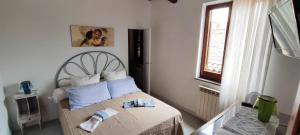 a bedroom with a bed with two towels on it at Il vicoletto in Bolsena