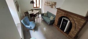 an overhead view of a living room with a television and a fireplace at Il vicoletto in Bolsena