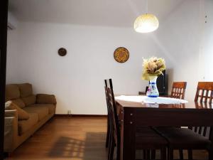 uma sala de jantar com uma mesa e um sofá em Cal Boix Apartamento em Tremp