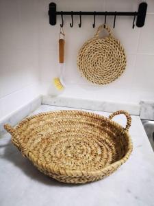 a basket sitting on top of a kitchen counter at Cal Boix Apartamento in Tremp