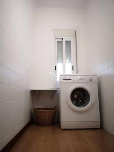 uma lavandaria branca com uma máquina de lavar roupa em Cal Boix Apartamento em Tremp