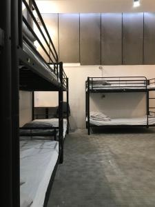 מיטה או מיטות קומותיים בחדר ב-Le Coffice Auberge de Jeunesse
