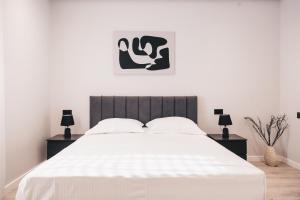 Un pat sau paturi într-o cameră la Mono Boutique Apartments