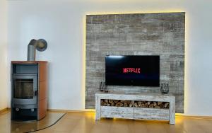 TV a/nebo společenská místnost v ubytování "TiMia" Nähe Europa Park und Rulantica Rust- Klima-Netflix
