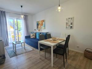 Posedenie v ubytovaní APARTAMENTY "LA VILLA" SUPERIOR II z dwoma sypialniami, balkonem, parkingiem, blisko centrum